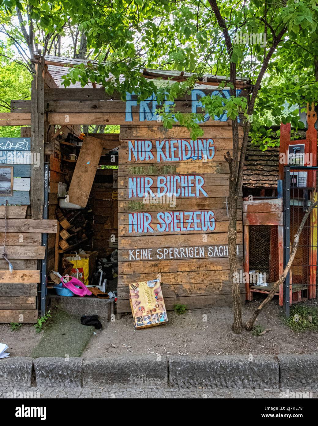 Boîte gratuite pour les dons de livres, de vêtements et de jouets, Kollwitzstraße Prenzlauer Berg, Berlin Banque D'Images