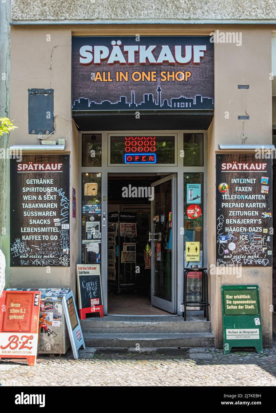 Spätkauf tout dans un seul magasin. Magasin de proximité avec horaires d'ouverture tardifs à Kastanien Allee, Prenzlauer Berg, Berlin Banque D'Images