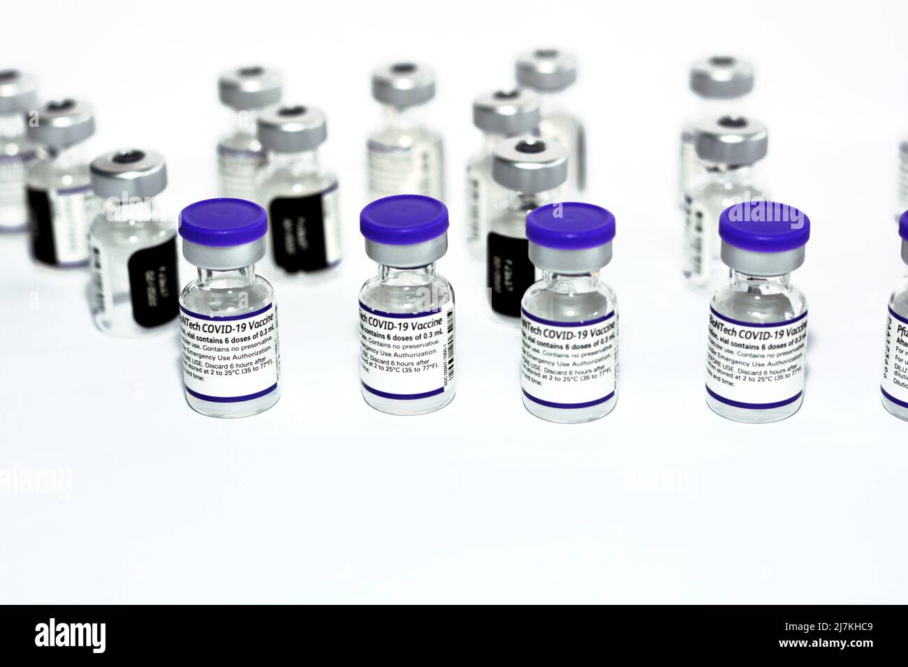 Le Caire, Egypte, novembre 10 2021: Pfizer-BioNTech COVID-19 vaccin pour injection intramusculaire, Comirnaty BNT162b2 vaccin coronavirus fabriqué Banque D'Images