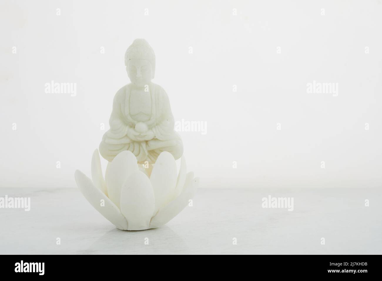 Vesak, Wesak, anniversaire de Bouddha. Statue de Bouddha avec lotus sur fond blanc. Rituel spa. Santé mentale et méditation. Banque D'Images