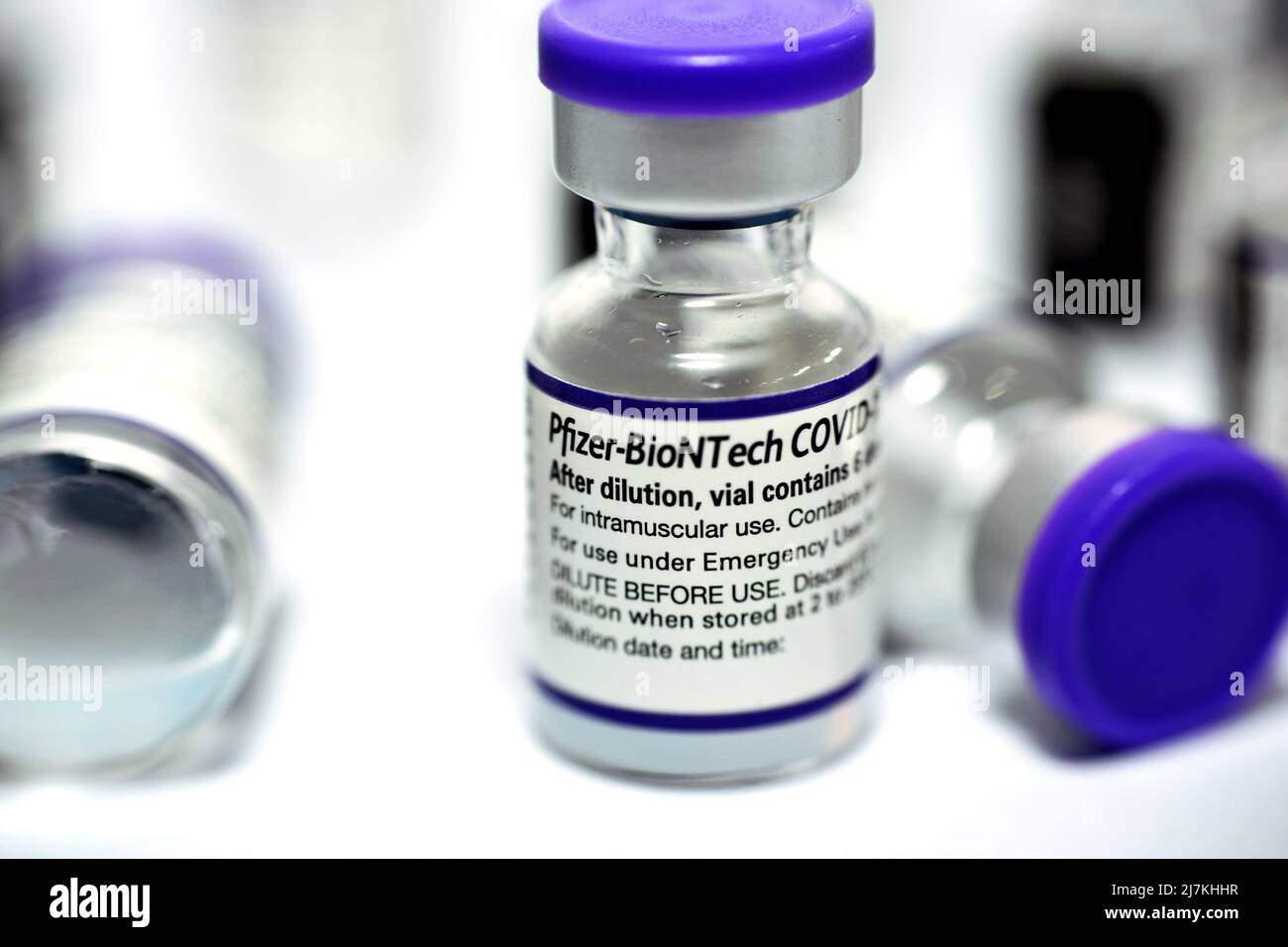 Le Caire, Egypte, novembre 10 2021: Pfizer-BioNTech COVID-19 vaccin pour injection intramusculaire, Comirnaty BNT162b2 vaccin coronavirus fabriqué Banque D'Images