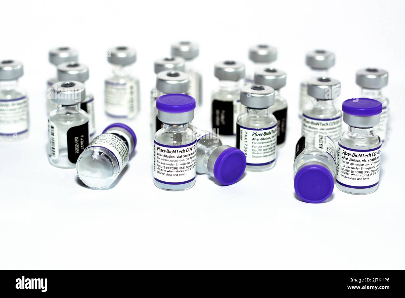 Le Caire, Egypte, novembre 10 2021: Pfizer-BioNTech COVID-19 vaccin pour injection intramusculaire, Comirnaty BNT162b2 vaccin coronavirus fabriqué Banque D'Images