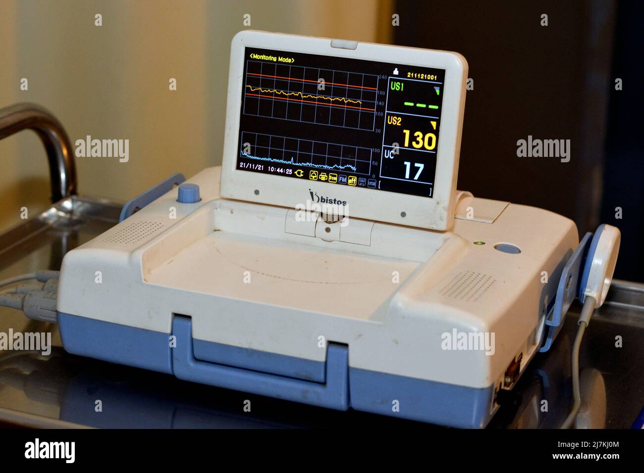 Le Caire, Egypte, novembre 21 2021: Appareil de cardiotocographie placé sur l'abdomen de la mère enregistrer le rythme cardiaque fœtal obtenu par sonde à ultrasons, Banque D'Images