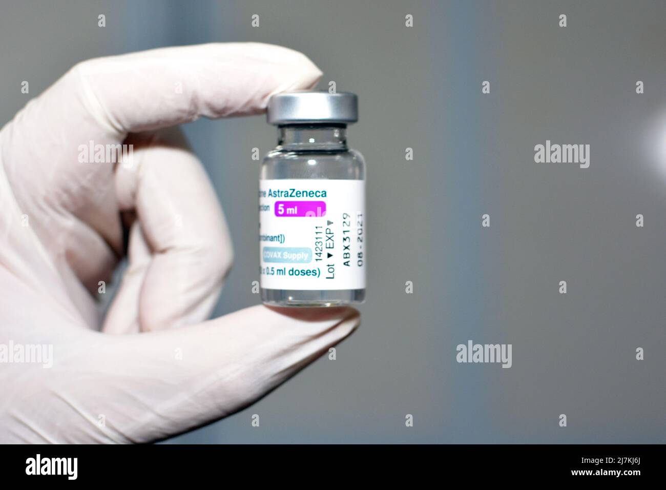 Le Caire, Égypte, juin 10 2021 : vaccin Covid-19 AstraZeneca, flacon multidose à injection intramusculaire de 5ml, approvisionnement en COVAX, recombinant de ChAdOx1 s, AstraZeneca Banque D'Images