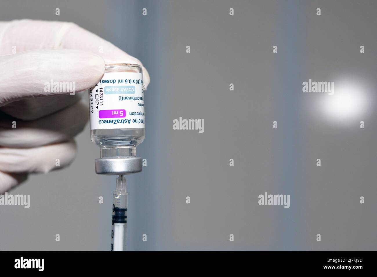 Le Caire, Égypte, juin 10 2021 : vaccin Covid-19 AstraZeneca, flacon multidose à injection intramusculaire de 5ml, approvisionnement en COVAX, recombinant de ChAdOx1 s, AstraZeneca Banque D'Images