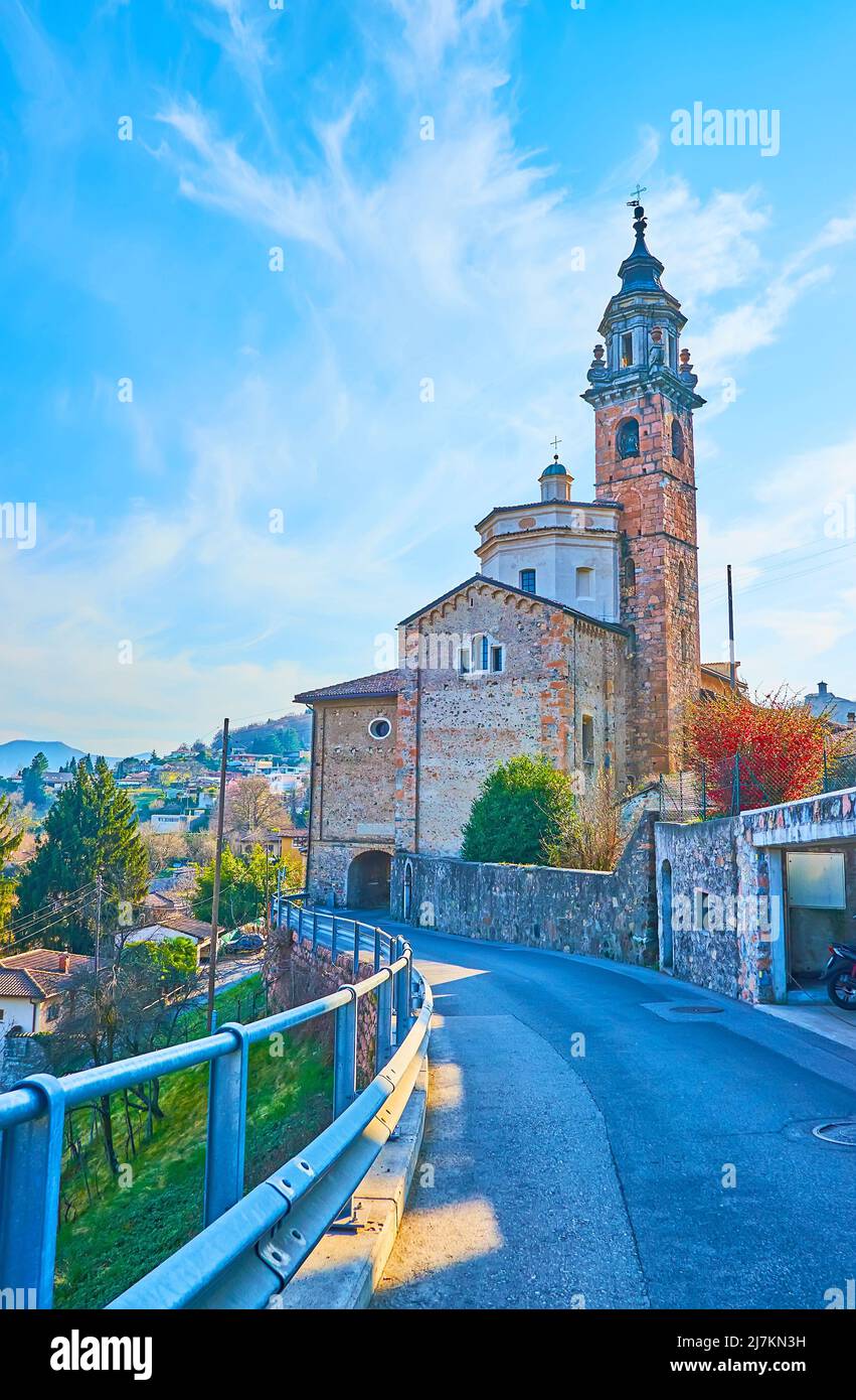 Eglise paroissiale St George et Andrew avec murs en pierre et grand clocher, Carona, Tessin, Suisse Banque D'Images