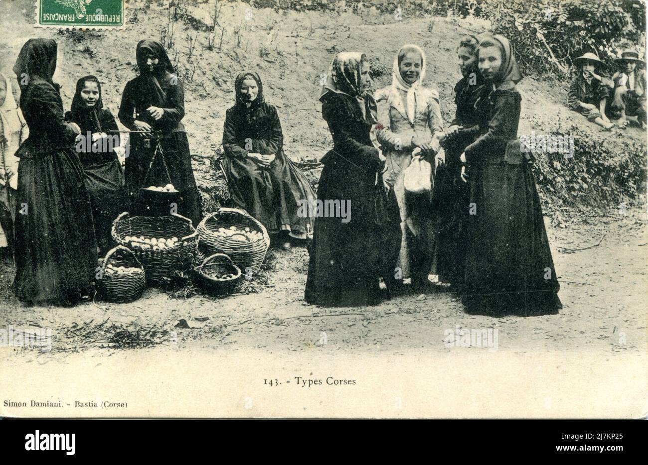 Femmes corses vêtues de costume traditionnel Département: 2B - haute-Corse  région: Corse carte postale ancienne, fin 19th - début 20th siècle Photo  Stock - Alamy