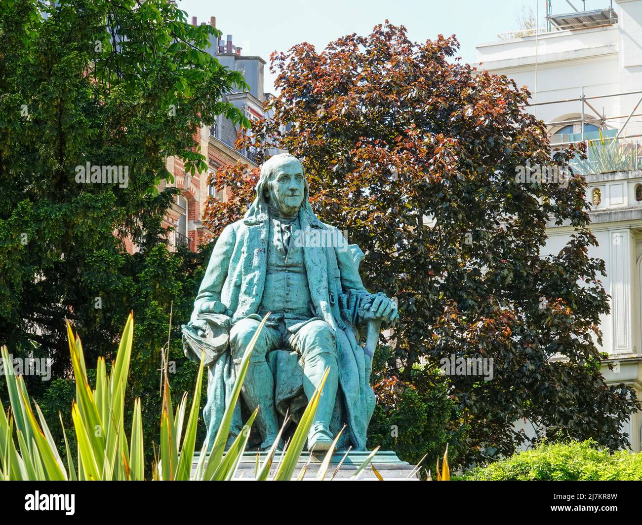 Statue de bronze, de John J Boyle, représentant Benjamin Franklin à la cour française en 1778, et représentant l'amitié durable entre les Etats-Unis et les Français, Paris, France. Banque D'Images