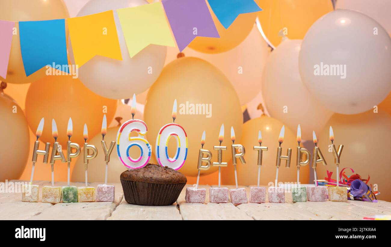 Joyeux anniversaire à un enfant de lettres dorées de bougies allumées sur le fond de mes ballons. Belle carte d'anniversaire Banque D'Images