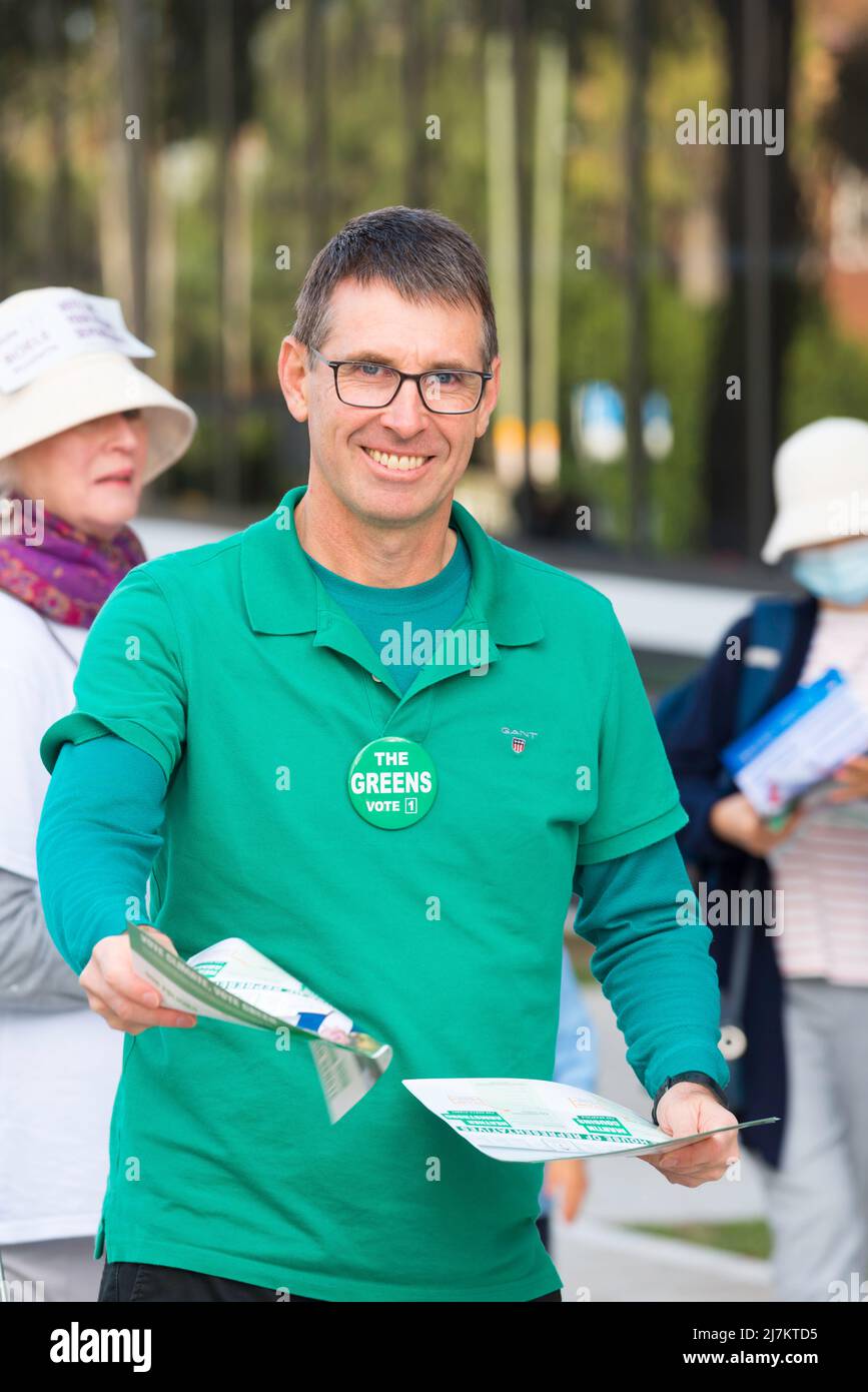 Chatswood, Sydney, Australie 10th mai 2022 : candidat du Parti des Verts fédéraux à la Chambre des représentants au siège de Bradfield aux élections fédérales de mai 2022, Martin cousins explique comment voter des tracts pour lui-même et pour le candidat du Sénat des Verts de Nouvelle-Galles du Sud, David Shoebridge Banque D'Images