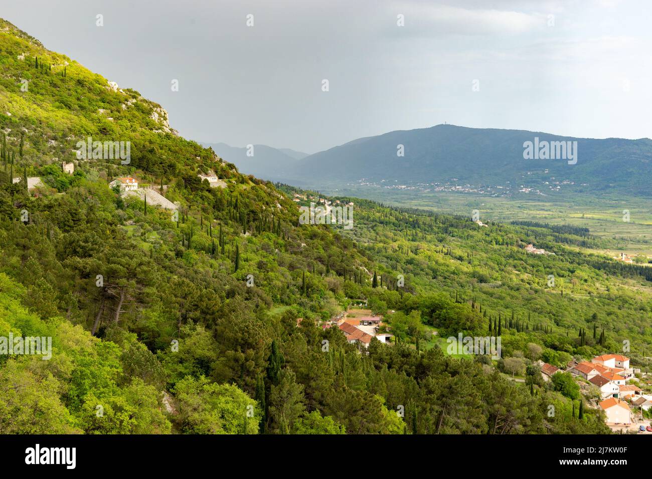 Vallée de la montagne dans la région de Konavle près de Dubrovnik. Banque D'Images