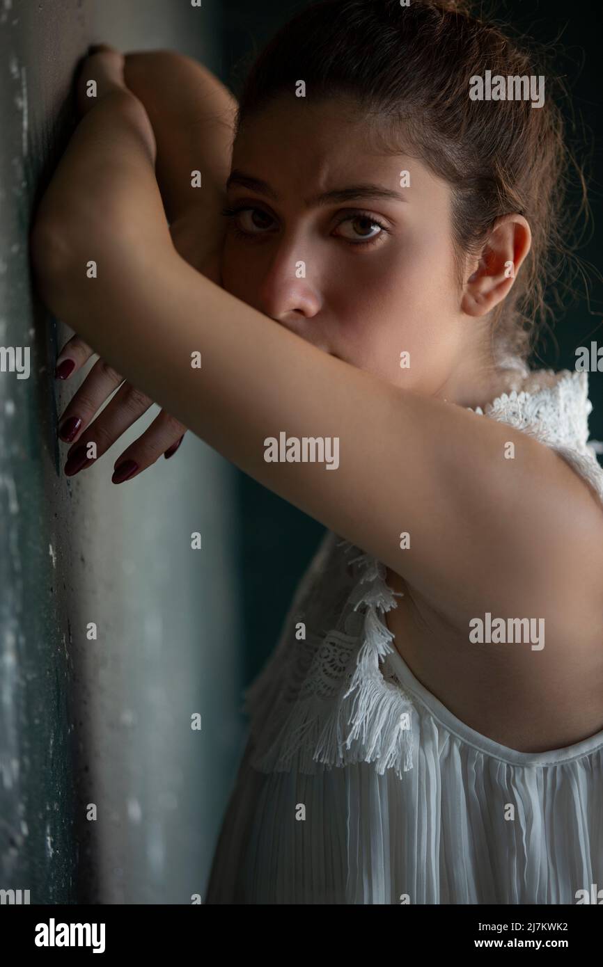 Serious woman looking at camera Banque D'Images