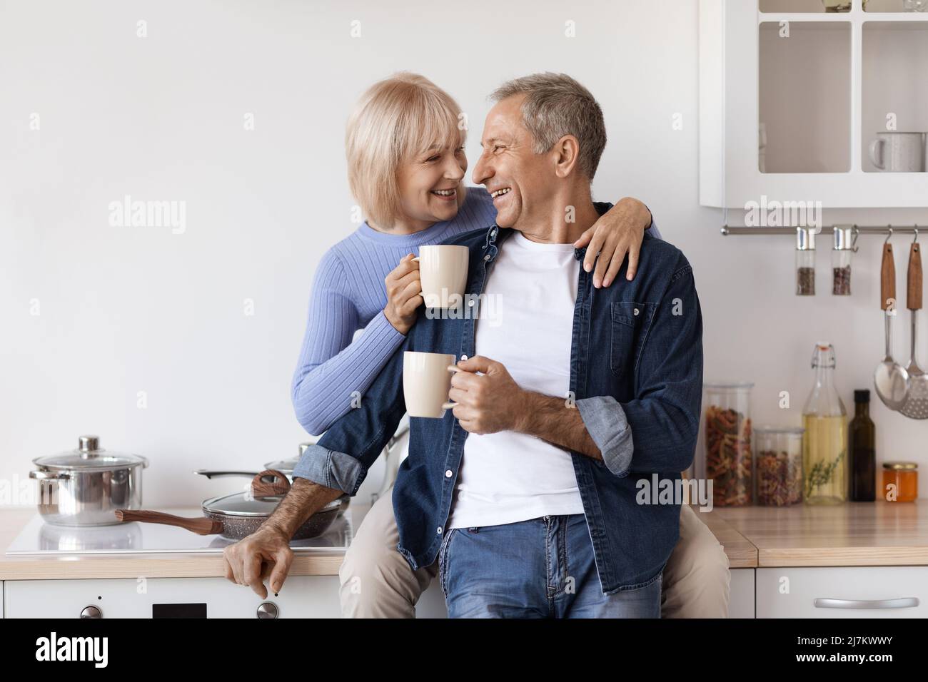 Couple de personnes âgées aimant prenant le café du matin à la maison Banque D'Images