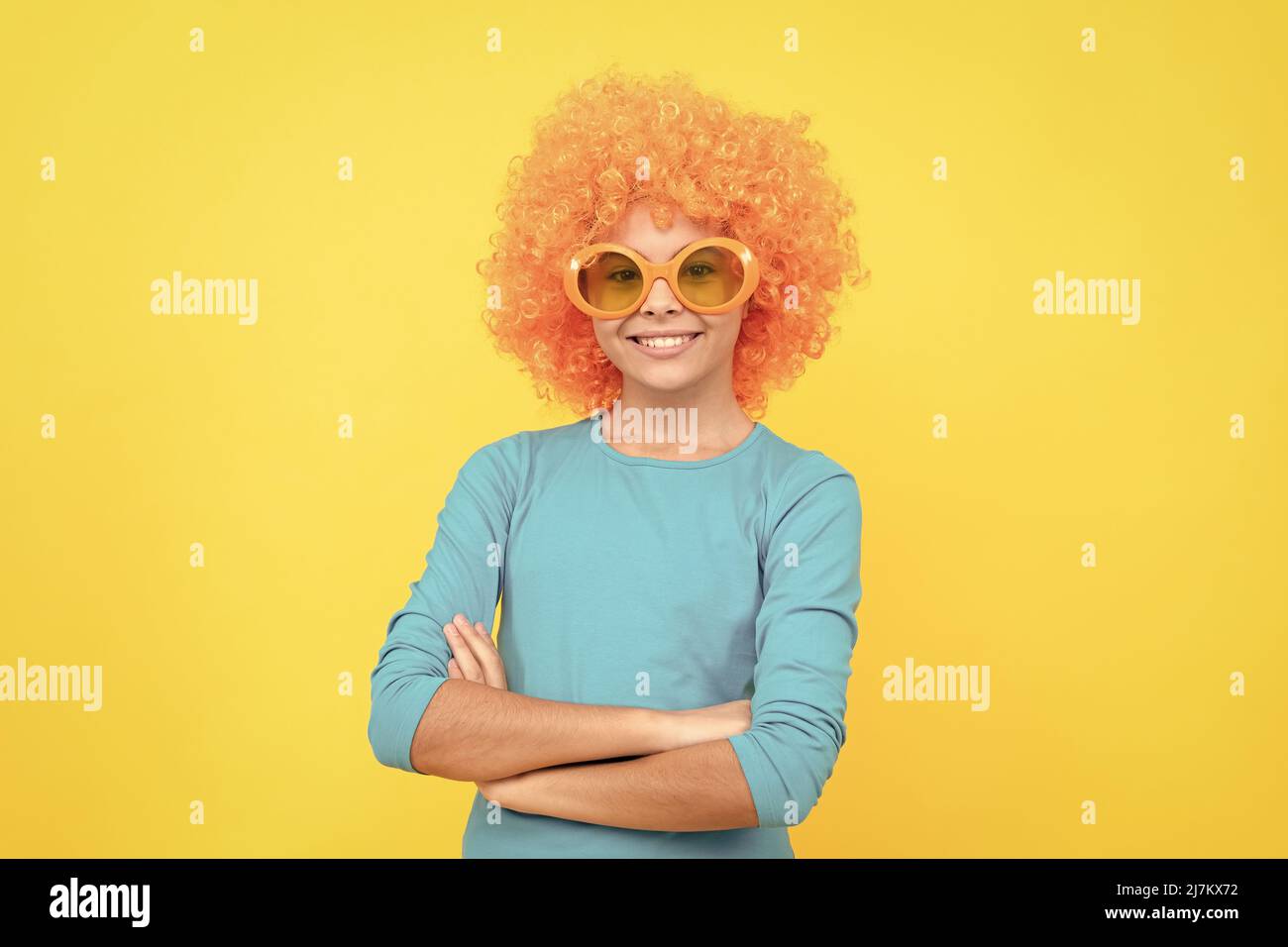 sourire agréable. enfance heureuse. fête d'anniversaire des filles. joyeux drôle enfant dans la perruque. temps pour s'amuser. Banque D'Images