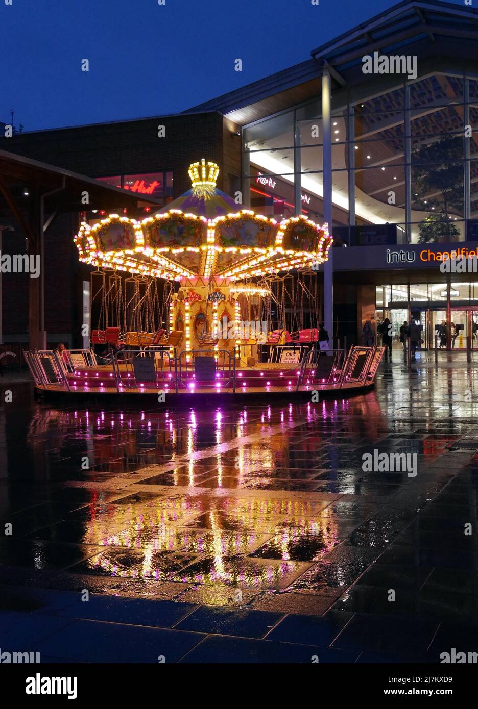 La nuit, à l'extérieur du centre commercial Chapelfield, dans la ville de Norwich, Norfolk, Angleterre, Royaume-Uni Banque D'Images