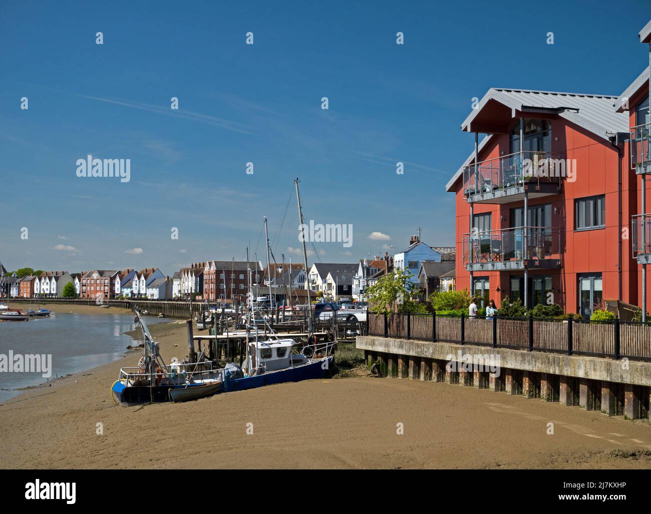 Le front de mer à Wivenhoe sur la rivière Colne, avec ses anciens bâtiments à bateaux amarrés, Wivenhoe, Essex, Angleterre, Royaume-Uni Banque D'Images