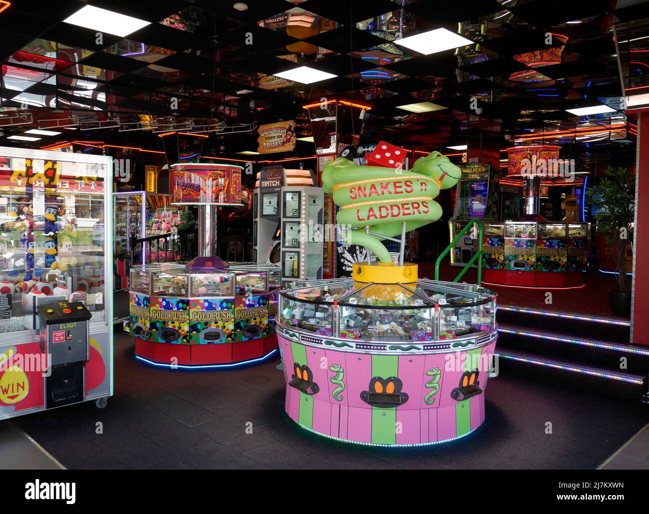 L'entrée à un Emporium de divertissement coloré de machine à sous Seaside, Great Yarmouth, Norfolk, Angleterre, Royaume-Uni, Banque D'Images