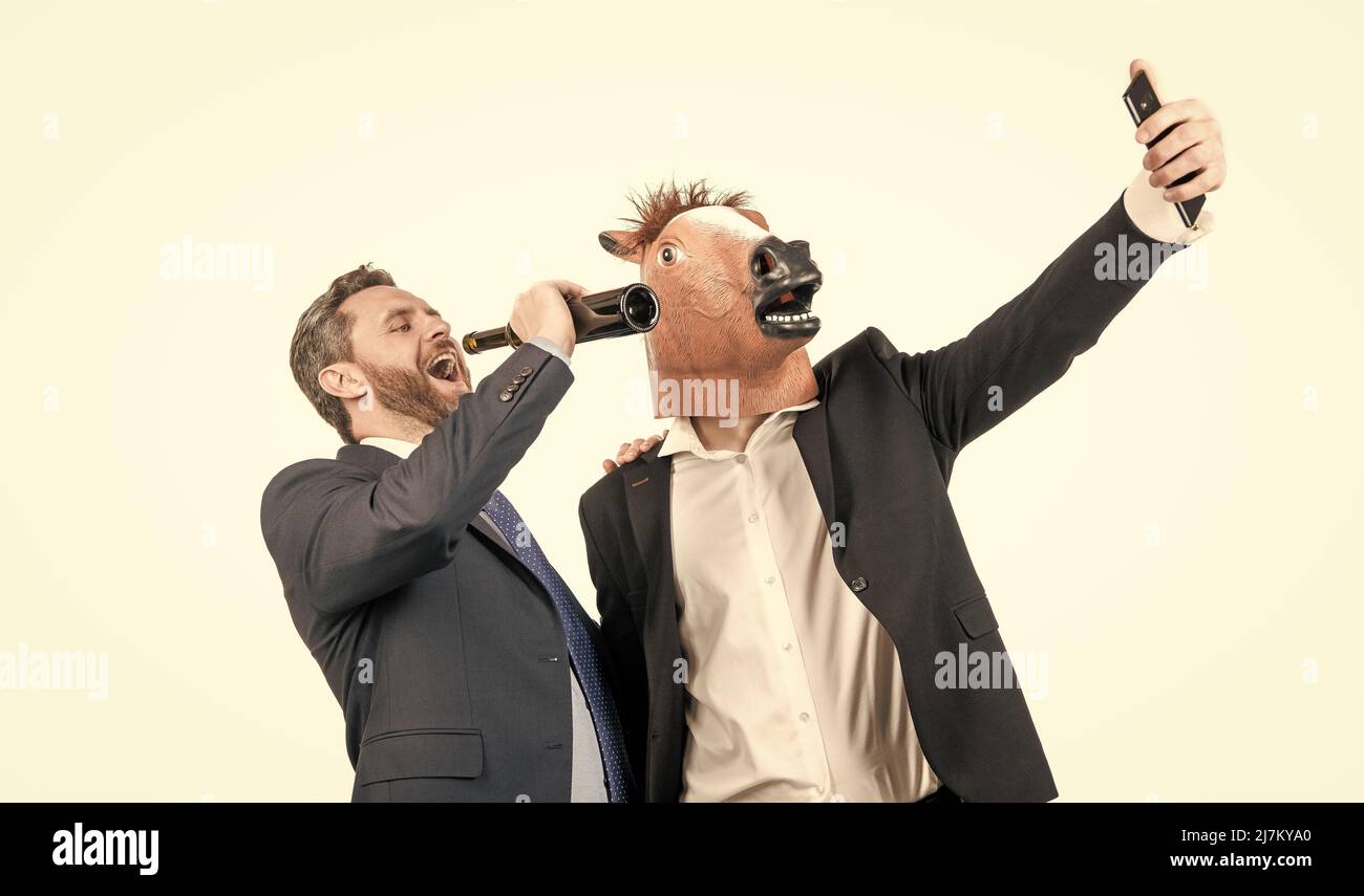 Des employés heureux prennent le portrait avec leur téléphone mobile, selfie Banque D'Images