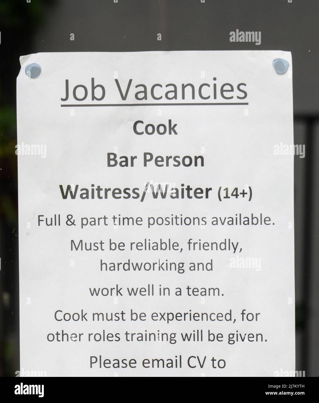 Lyme Regis, Dorset, Royaume-Uni. 10th mai 2022. Actualités au Royaume-Uni; coût de la vie: Les entreprises d'accueil et les petites boutiques dans de nombreuses stations balnéaires d'Angleterre ont du mal à recruter du personnel pour les fêtes de fin d'année. La photo est un exemple des nombreux "taff voulu" avis actuellement affichés dans les fenêtres des affaires locales dans la petite ville balnéaire de Lyme Regis, Dorset. Il a été spéculé localement que le coût élevé du logement dans la ville, les mauvaises liaisons de transport en commun, et les récentes hausses prohibitives du coût du stationnement peuvent être des facteurs qui contribuent à la pénurie de personnel. Crédit: Celia McMahon/ Banque D'Images