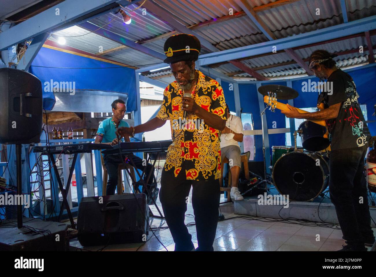 Le chanteur de Reggea 'Pinky Dread' se interprétant à 'The Boat Bat' Negril, Westmoreland, Jamaïque Banque D'Images