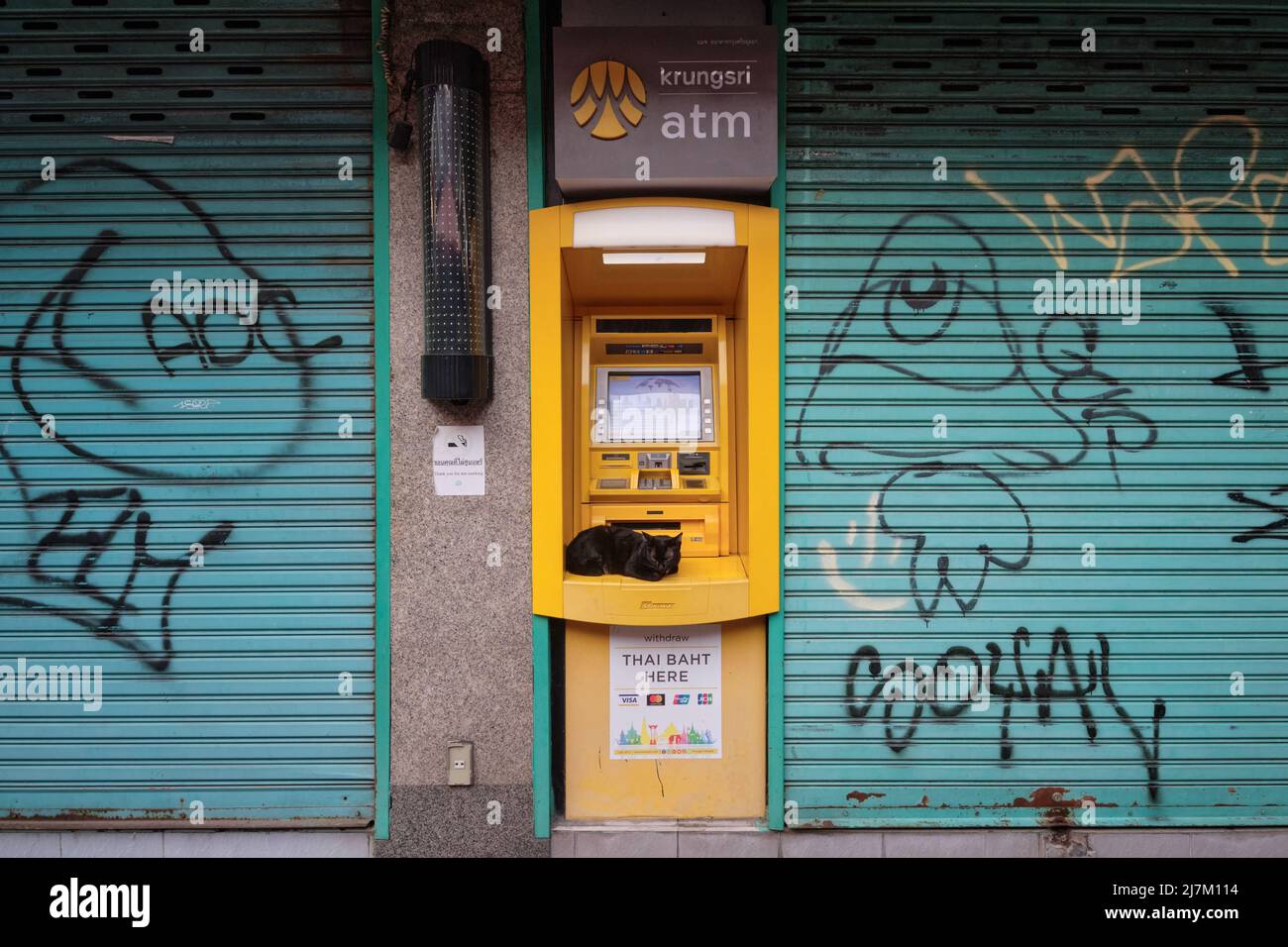 Un guichet automatique de la Krungsri Bank à Bangkok, en Thaïlande, entouré de graffitis Banque D'Images