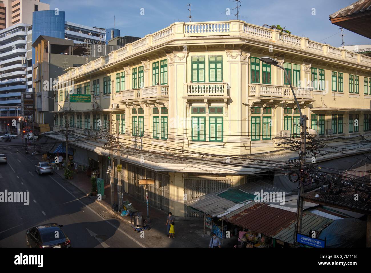 Un vieux bâtiment traditionnel dans la route de Chakkraphet, Pahurat (Phahurat), Phra Nakhon, Bangkok, Thaïlande, sur ses magasins de logement au rez-de-chaussée Banque D'Images