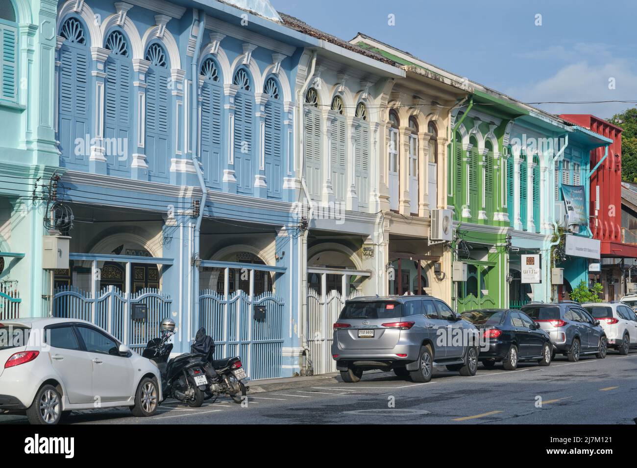 Une rangée de maisons chinoises-portugaises ou Peranakan colorées dans la route Dibuk dans la vieille ville de Phuket, Phuket, Thaïlande Banque D'Images