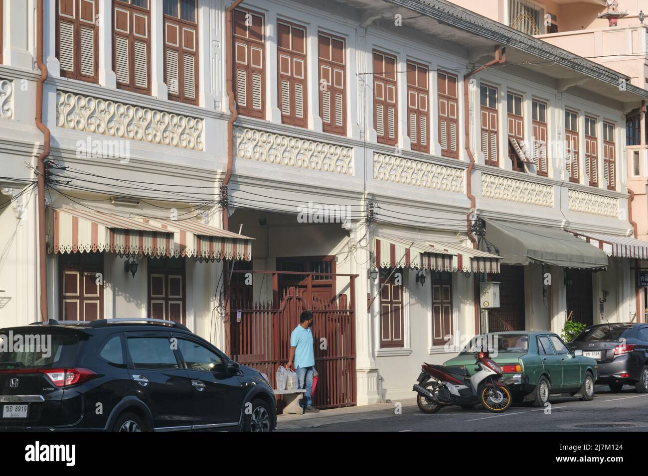 Une rangée de maisons sino-portugaises ou Peranakan dans la route Dibuk dans la vieille ville de Phuket, Phuket, Thaïlande Banque D'Images
