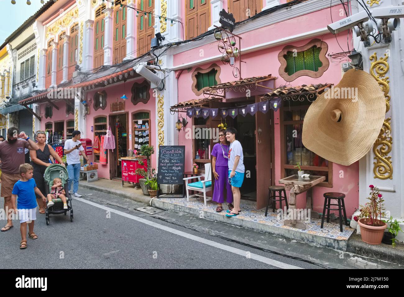 Touristes étrangers et nationaux appréciant l'architecture sino-portugaise ou Peranakan à soi Rommani dans la vieille ville de Phuket, Thaïlande Banque D'Images