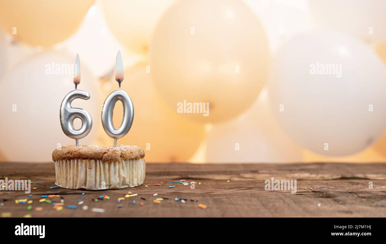 Carte d'anniversaire avec bougie dans un cupcake sur fond de ballons. Espace de texte joyeux anniversaire avec un petit gâteau Banque D'Images
