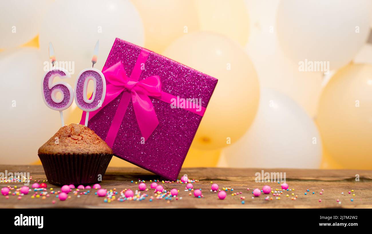 Joyeux anniversaire avec boîte cadeau rose pour bébé fille. Belle carte d'anniversaire avec un cupcake et une bougie Banque D'Images