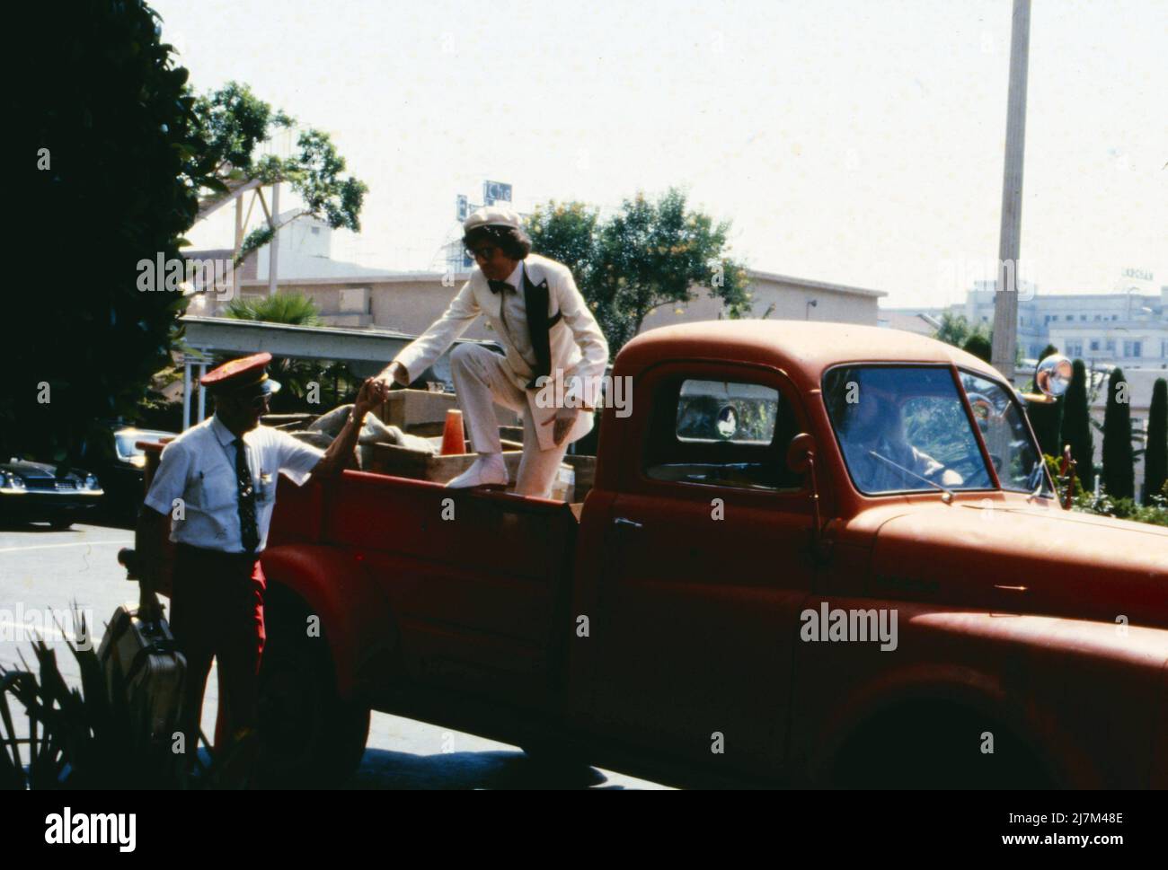 Hollywood, ich komme, deutscher Fernsehfilm, Deutschland, 1980, Regie: Ralf Gregan, Szene: Ilja Richter spritt aus einem Gemüsewagen, der Fahrer Hat ihn bis zum Nobelhotel Beverly Wilshire gefahren. Hollywood, ich komme, film TV allemand, Allemagne, 1980, Réalisé par Ralf Gregan, scène: Ilja Richter saute d'un camion de légumes, le chauffeur l'a conduit à l'hôtel chic Beverly Wilshire. Banque D'Images