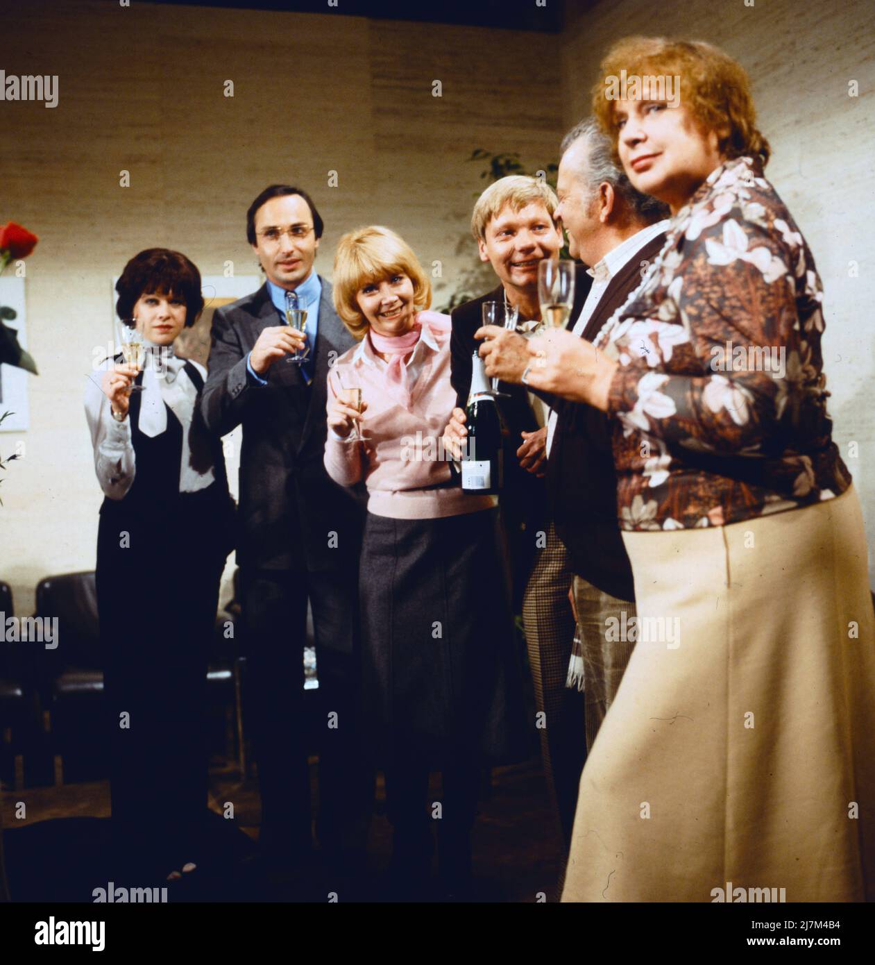 WWF Sketche, TV-Serie, Deutschland, 1980, esquisse: Besuch von der Polizei, Szene: Helga Anders, Raphael Wilczek, Rotraud Schindler, Frithjof Vierock, Gernhard Wollner, Komparsin. WWF Sketche, TV series, Allemagne, 1980, sketch: Besuch von der Polizei, Scene: Helga Anders, Raphael Wilczek, Rotraud Schindler, Frithjof Vierock, Gernhard Wollner, Extra. Banque D'Images