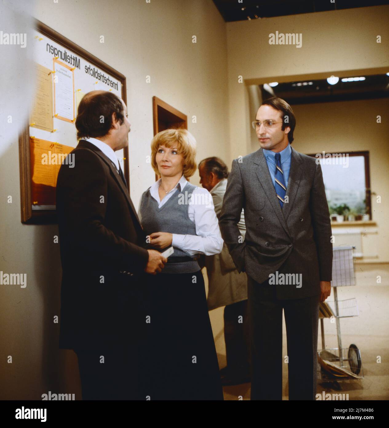 WWF Sketche, TV-Serie, Deutschland, 1980, esquisse: Briefmarkensammlung, Szene: Raphael Wilczek, Rotraud Schindler, Ulf Söhmisch, Gerhard Wollner, hinten. WWF Sketche, série TV, Allemagne, 1980, sketch: Briefmarkensammlung, Scène: Raphael Wilczek, Rotraud Schindler, Ulf Söhmisch, Gerhard Wollner, derrière. Banque D'Images