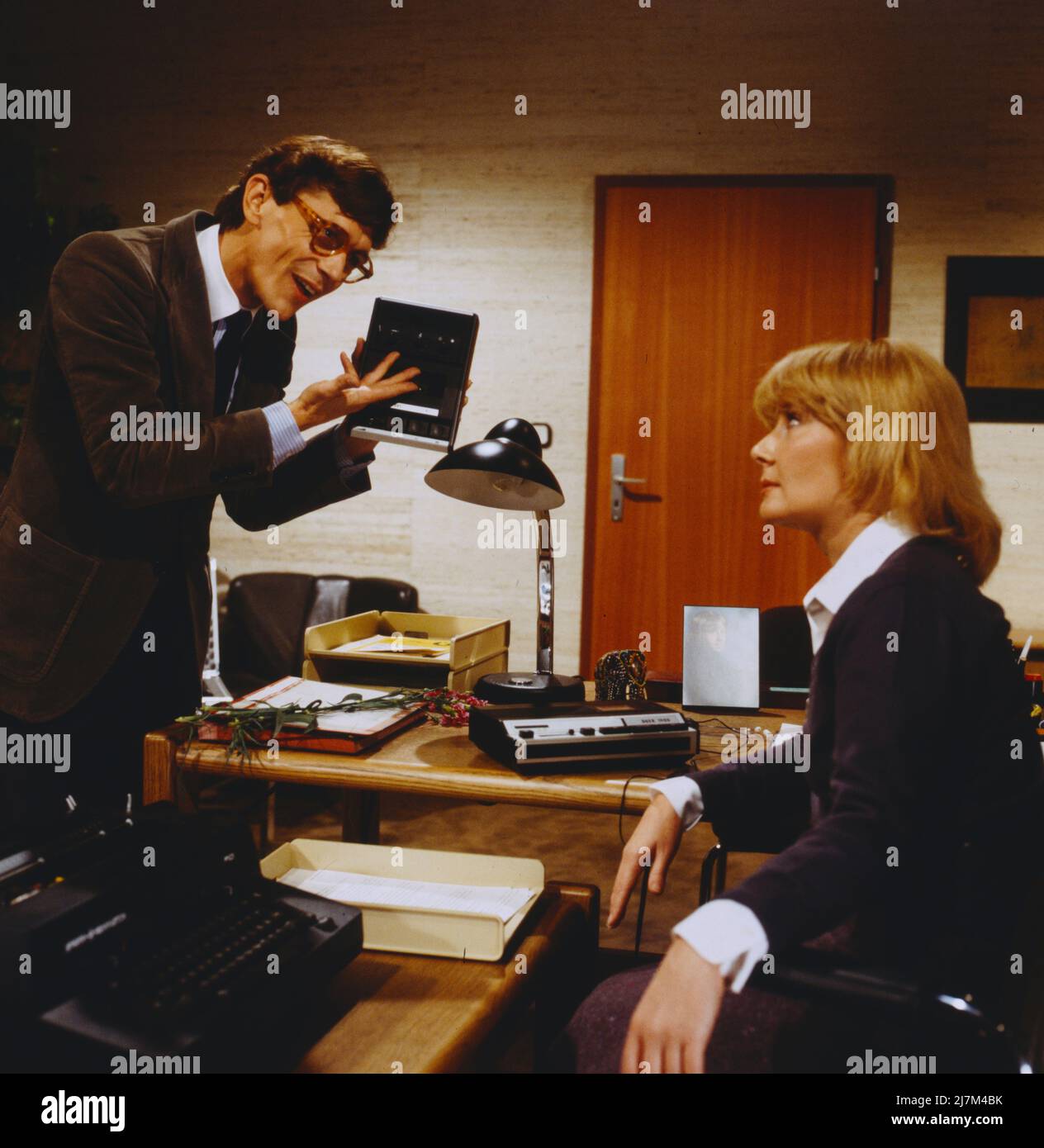 WWF Sketche, TV-Serie, Deutschland, 1980, esquisse: Die 1001, Szene: Thomas Piper, Rotraud Schindler WWF Sketche, série TV, Allemagne, 1980, croquis: 1001, Scène: Thomas Piper, Rotraud Schindler Banque D'Images