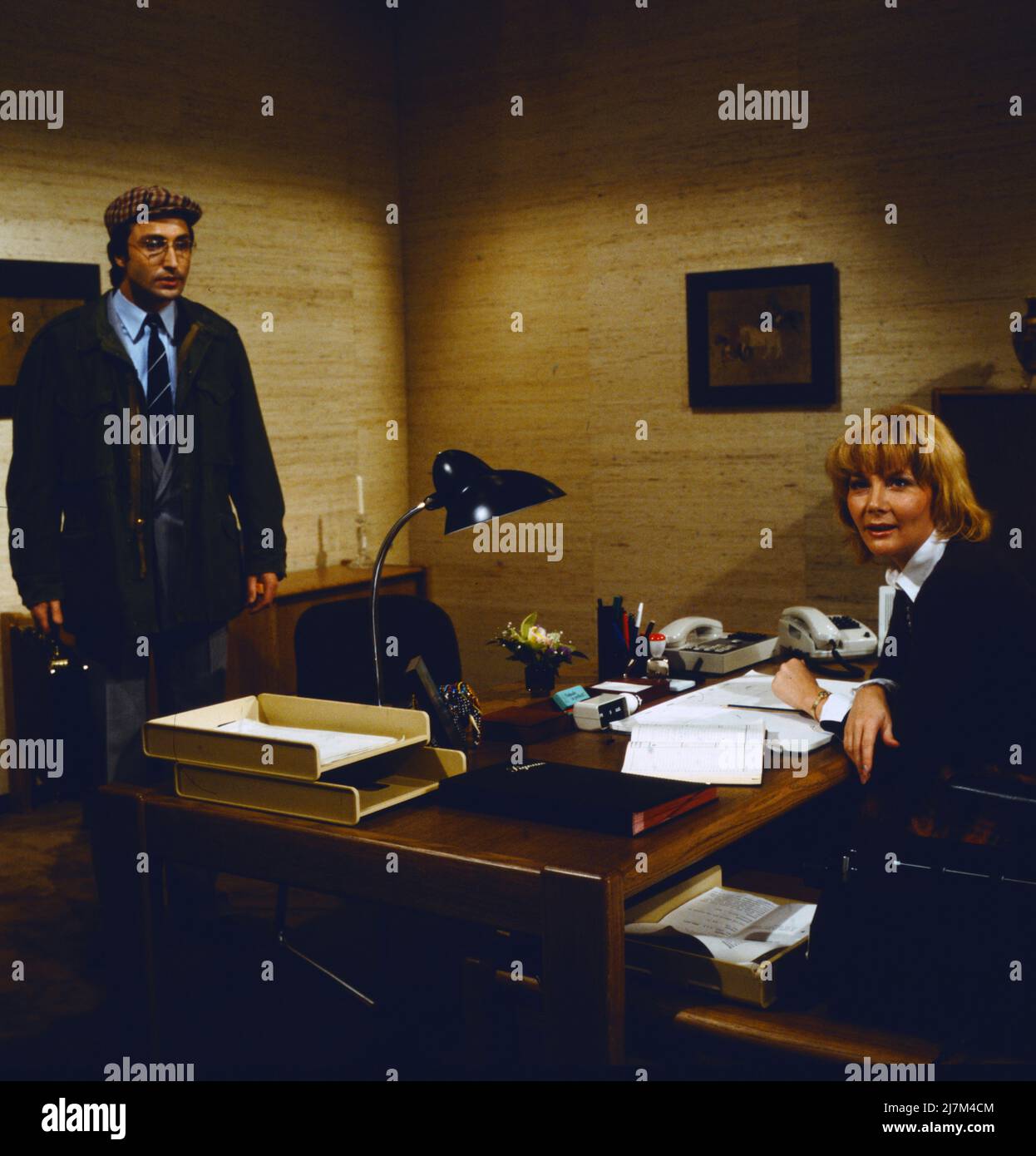 WWF Sketche, TV-Serie, Deutschland, 1980, esquisse: Rosen für Frau Zimmer, Szene: Raphael Wilczek, Rotraud Schindler. WWF Sketche, série TV, Allemagne, 1980, croquis: Rosen fuer Frau Zimmer, scène: Raphael Wilczek, Rotraud Schindler Banque D'Images