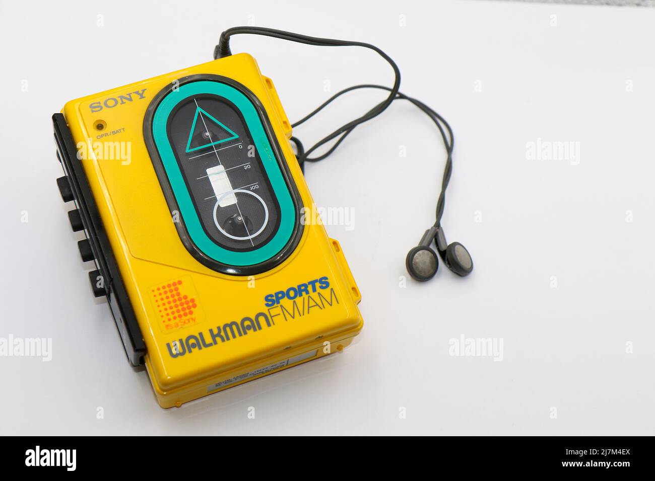 Radio-cassette WALKMAN ® sport Sony. Musique audio portable rétro device1980s. Écouteurs ou écouteurs intra-auriculaires fixés. Banque D'Images