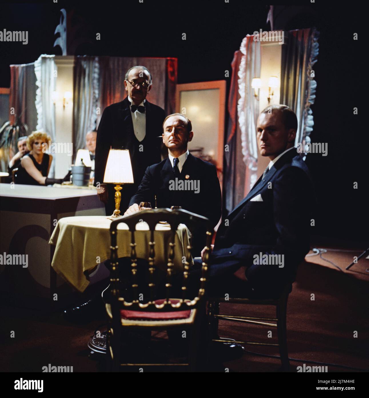 Reihard Heydrich - Directeur des Todes, ZDF Historienfilm, Deutschland, 1977, Regie: Heinz Schirk, Szene am Tisch: Wolfgang Rau als Eichmann, Dietrich Mattausch als Heydrich. Reinhard Heydrich - responsable des terreurs, TV historica film, Allemagne, 1977, réalisé par Heinz Schirk, table scène avec Wolfgang Rau et Dietrich Mattausch Banque D'Images