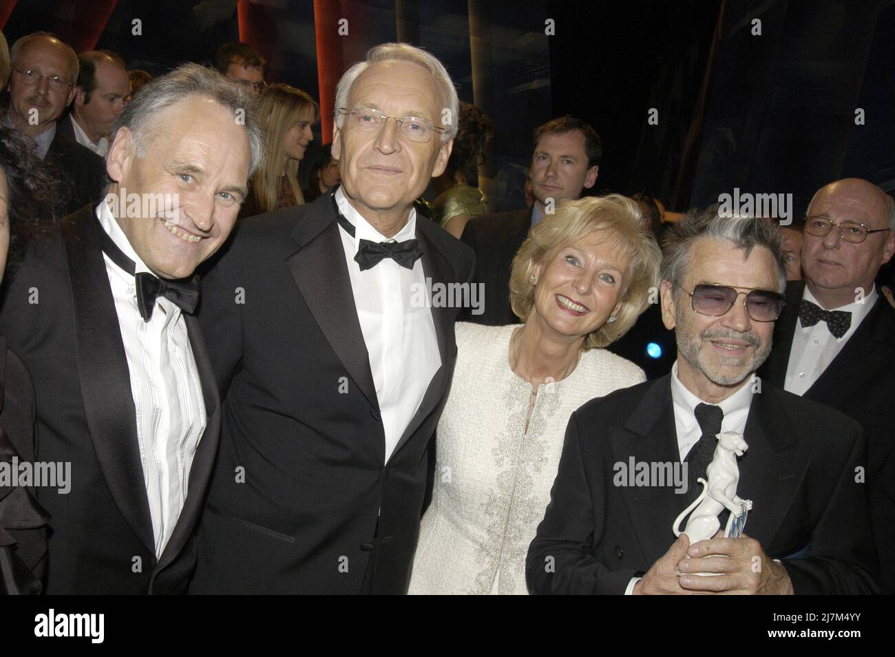 Max Streibl, Ministerpräsident Edmund Stoiber mit Ehefrau Karin und Himar Tate BEI der Verleihung des Bayerischen Filmpreises à München, Allemagne 2003. Banque D'Images