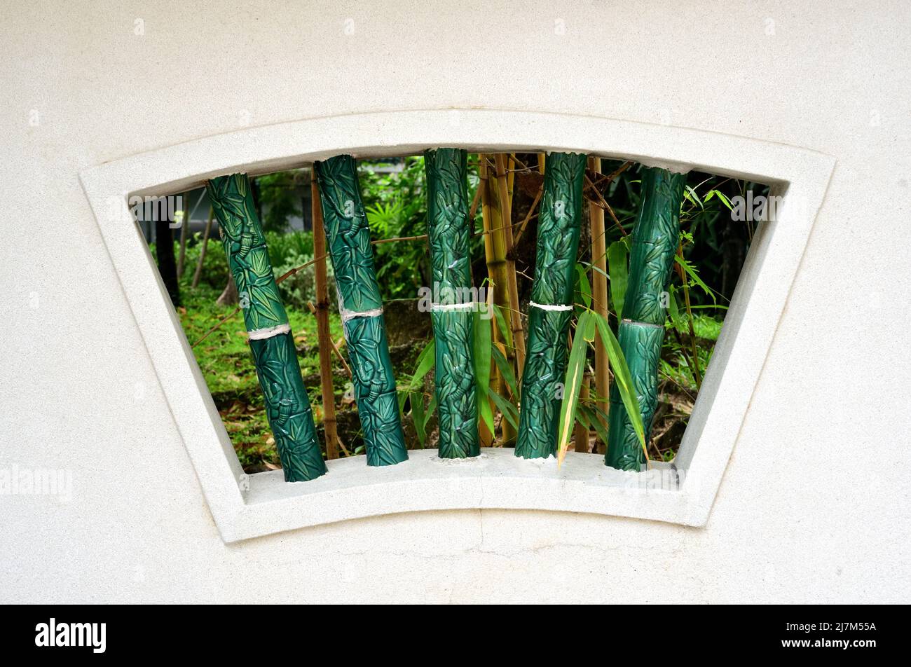 Fenêtre en forme de ventilateur de style chinois traditionnel d'un parc urbain à Hong Kong Banque D'Images