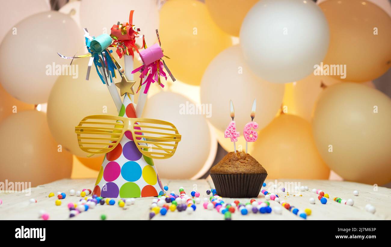 Joyeux anniversaire créatif voeux avec numéro ou numéro, arrière-plan de vacances avec ballons, décorations pour les vacances, espace de copie. Banque D'Images