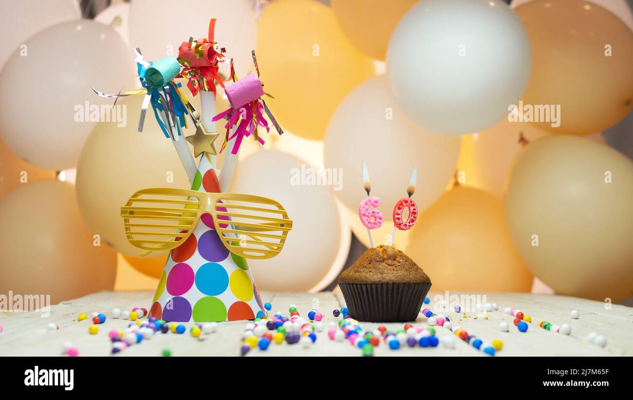 Joyeux anniversaire créatif voeux avec numéro ou numéro, arrière-plan de vacances avec ballons, décorations pour les vacances, espace de copie. Banque D'Images