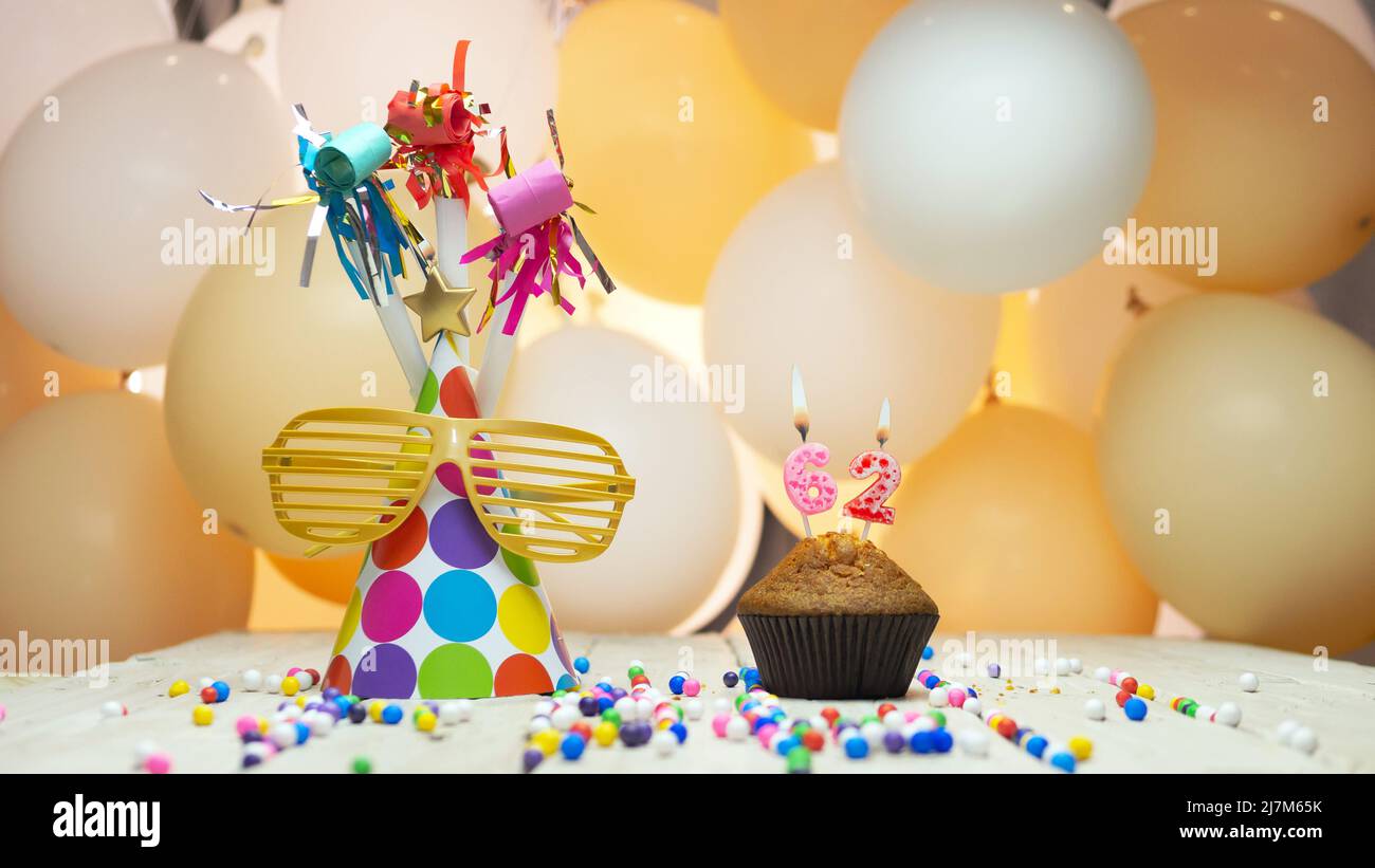 Joyeux anniversaire créatif voeux avec numéro ou numéro, arrière-plan de vacances avec ballons, décorations pour les vacances, espace de copie. Banque D'Images
