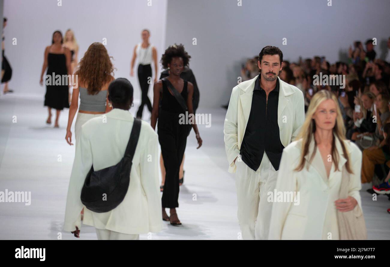 Sydney, Australie. 10th mai 2022. Les mannequins marchent sur la passerelle pendant la Afterpay Australian Fashion week (AAFW) à Sydney, en Australie, le 10 mai 2022. L'AAFW a démarré lundi avec une série de marques locales présentant leurs collections de stations balnéaires à Sydney. Credit: Hu Jingchen/Xinhua/Alay Live News Banque D'Images