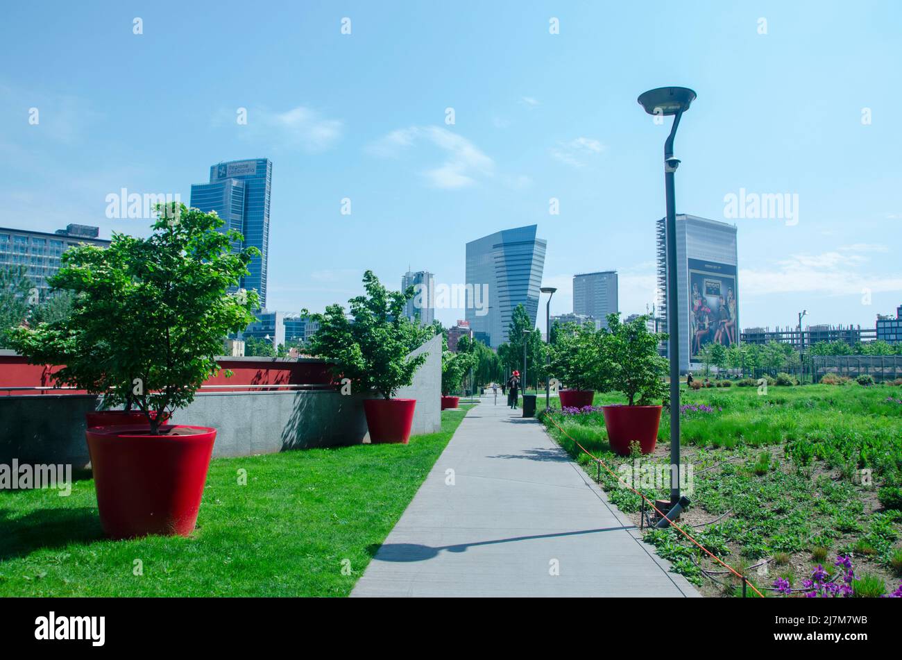 Chemins du BAM à Milan, pistes cyclables et pédestres à l'intérieur de la Bibliothèque des arbres à Milan, sur la Piazza Gae Aulenti. Italie Banque D'Images