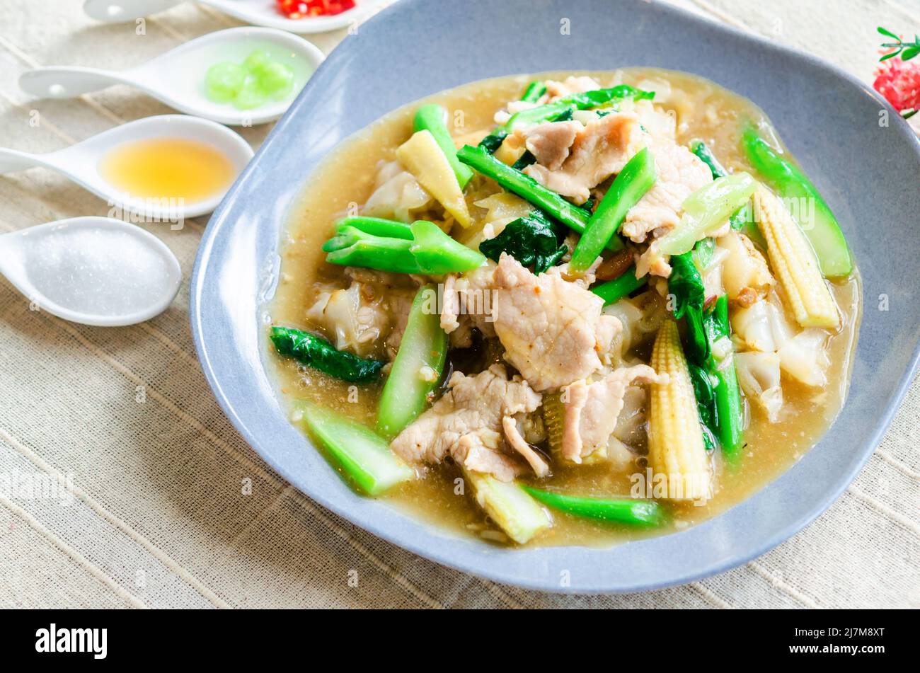 Les nouilles sautées maison avec sauce à la sauce sur table. (Cuisine thaïlandaise) Banque D'Images