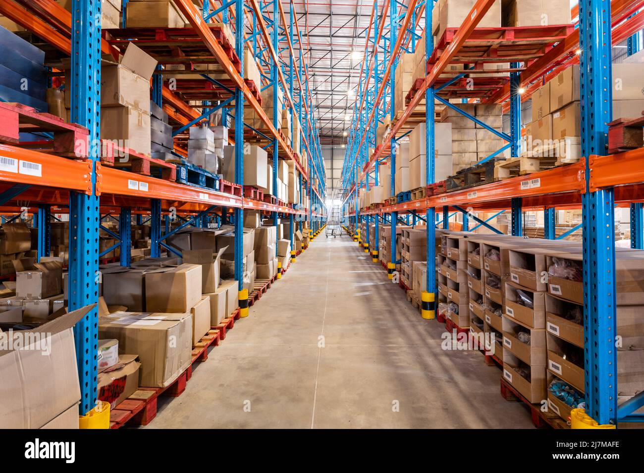 Diminution de la perspective du revêtement de sol au milieu des étagères avec des boîtes en carton dans le compartiment de stockage Banque D'Images