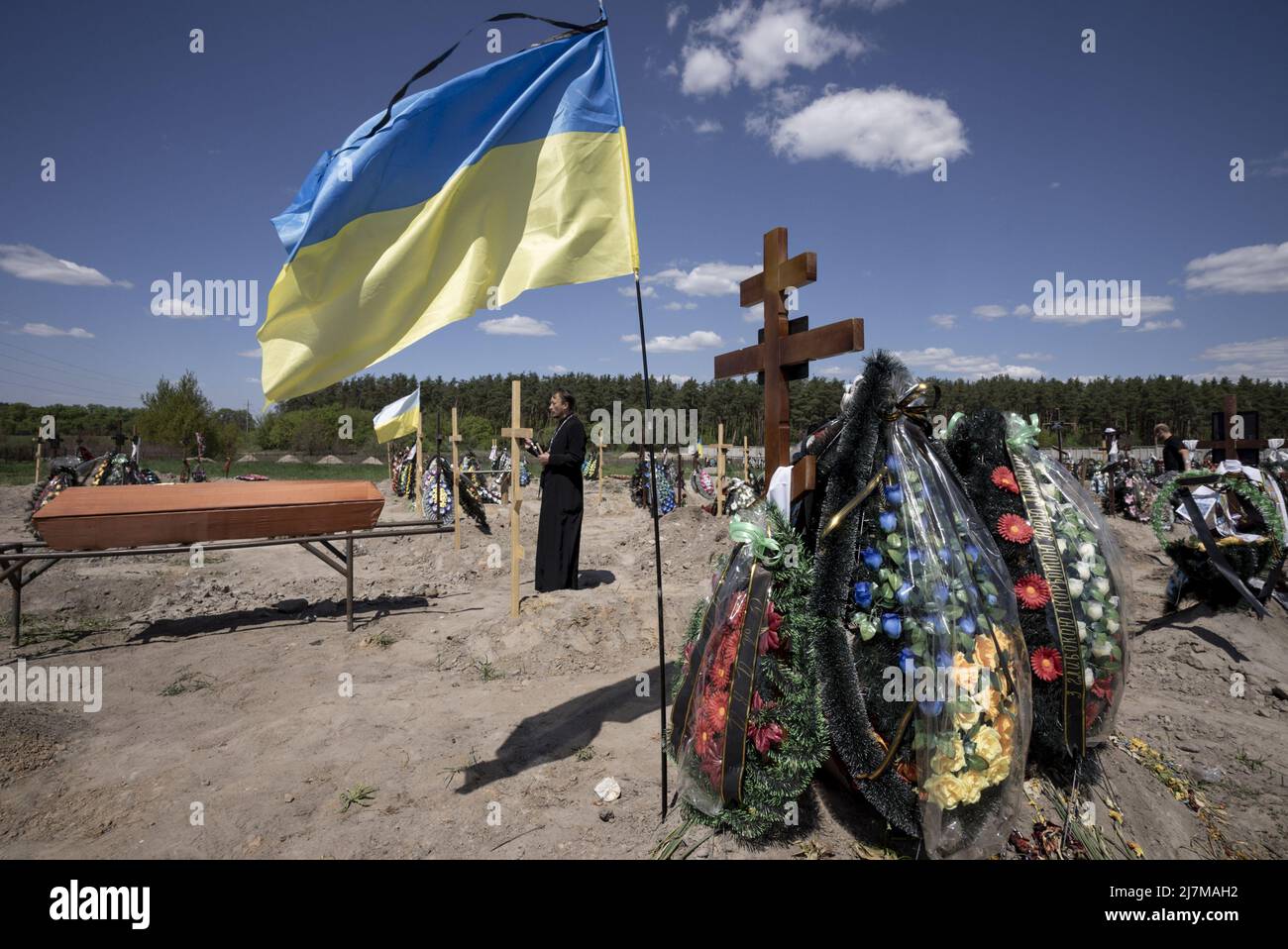 Bucha, Ukraine. 10th mai 2022. Le père Andrii Gavalin préside les funérailles d'Eugene Bogdanov, 35 ans, à Bucha, Ukraine, mardi, 10 mai 2022. Bogdanov a disparu il y a deux mois, alors que sa femme Natalia Bogdanova l'a recherché dans les morgues des régions de Kiev et de Buch quand son corps a finalement fait son entrée hier dans une morgue à Belaya Tserkov. L'administration Biden a annoncé lundi qu'elle suspendait temporairement pendant un an les droits de douane de 232 sur l'acier ukrainien afin de renforcer la puissance économique de la nation assiégée. Photo de Ken Cedeno/UPI crédit: UPI/Alay Live News Banque D'Images