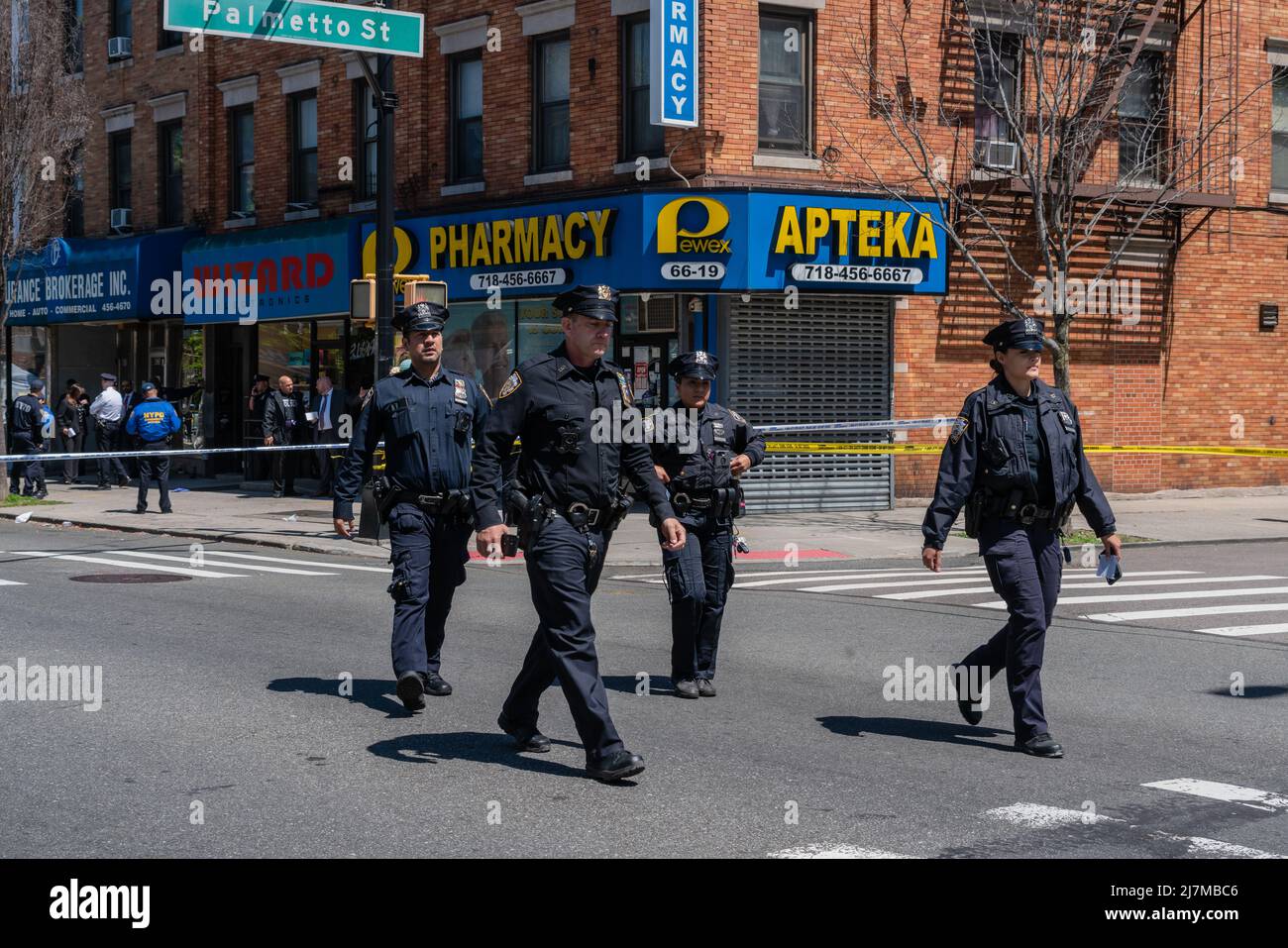 Queens, États-Unis. 09th mai 2022. Des détectives de la police dans le Queens enquêtent sur les lieux où une femme a été tuée et blessée de façon critique. La fusillade a commencé comme un conflit interne entre le suspect et Migdalia Ortega, 51 ans, qui était un employé civil du NYPD. Le voisin qui était alarmé par les deux argumentant a également été abattu et est dans un état critique mais stable. (Photo de Steve Sanchez/Pacific Press) Credit: Pacific Press Media production Corp./Alay Live News Banque D'Images