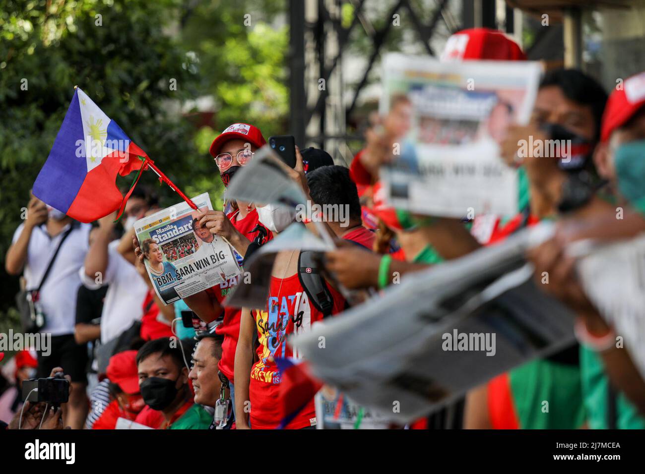 Manille, Philippines. 10th mai 2022. Les supporters se rassemblent alors qu'ils attendent au siège de l'ancien sénateur Ferdinand 'Bongbong' Marcos Jr. À Mandaluyong City, dans la région métropolitaine de Manille, aux Philippines. 10 mai 2022. Marcos, fils et homonyme du regretté dictateur philippin Ferdinand Marcos, est sur le fait de remporter les élections présidentielles après avoir obtenu plus de 30 millions de voix. (Image de crédit : © Basilio Sepe/ZUMA Press Wire) Banque D'Images